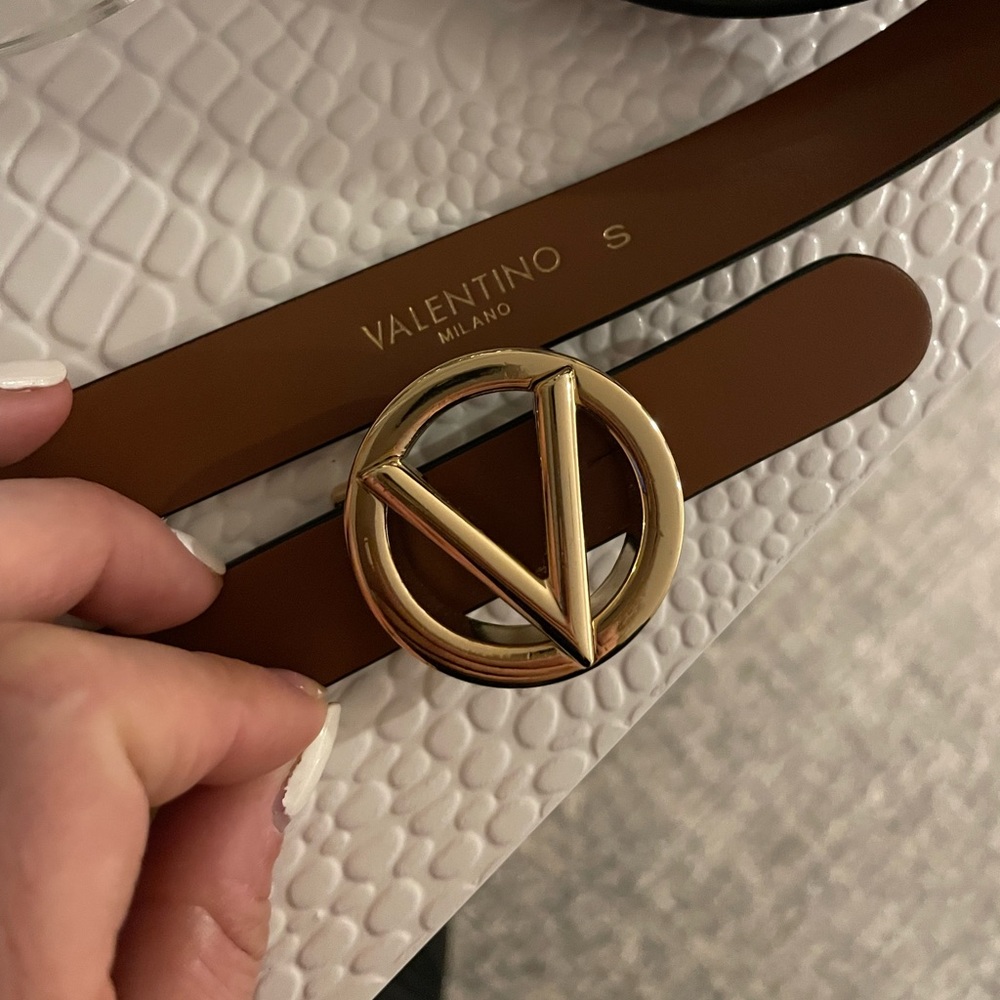 Valentino by Mario Valentino Women’s skinny belt brown size Small gold logo